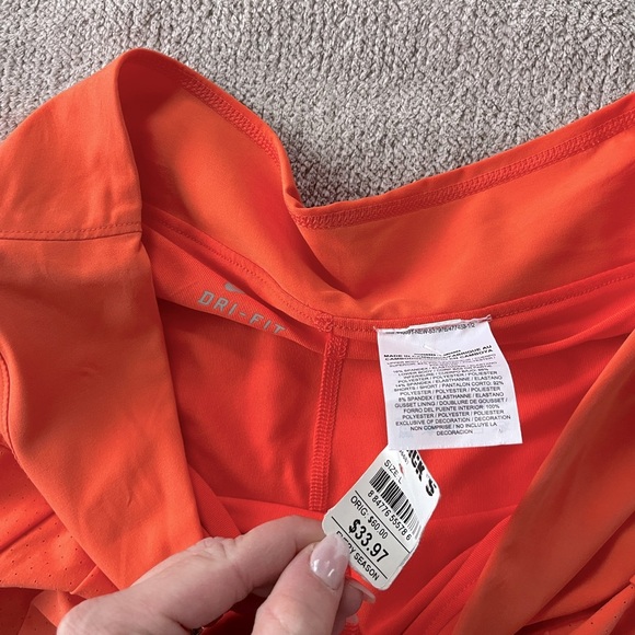 Nike Womens Pleated Woven Skirt - Turf Orange/Matte Silver Code: 596687-847 L - Picture 3 of 6